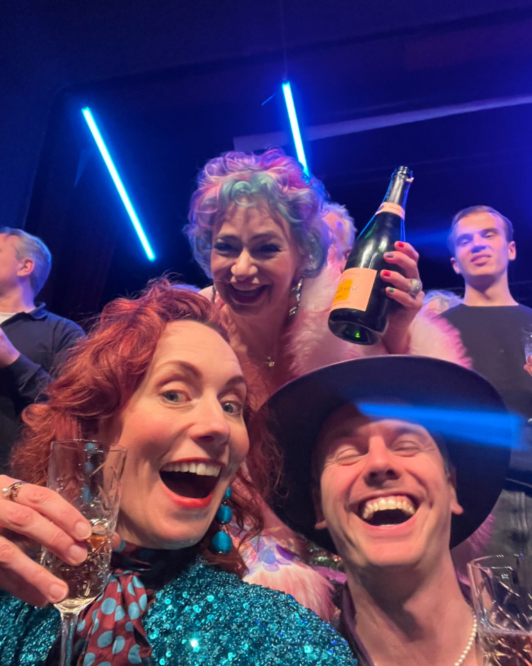 Hier proosten we met Marianne op een geslaagde show, ook met regisseur Stef Heinen-Bakker, die het boek omturnde tot een waanzinnige theaterbeleving!